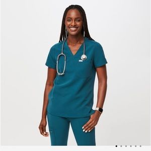 Figs women's Caribbean Blue Catarina - One-Pocket Scrub Top
